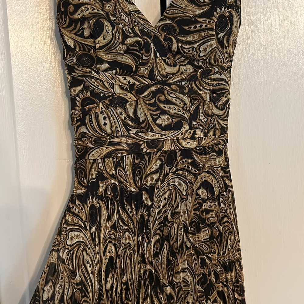 Elegant Brown Paisley Pleated Maxi Dress - Picture 4 of 10